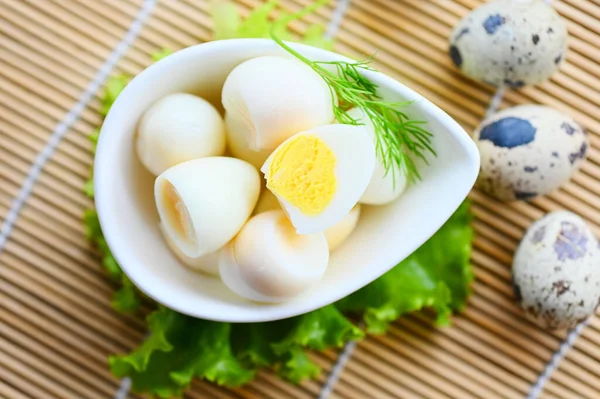 Gekookte Eieren Kwarteleitjes Witte Schaal Ontbijteieren Met Verse Kwarteleitjes Groentesla — Stockfoto