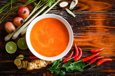 Köri çorbası, Tayland yemeği, köri körisi, acı ve ekşi kırmızı çorba, körili limon, kırmızı biber, çorba kasesi, Tayland bitkisi ve baharat.