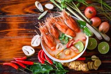 Tayland yemeği Tom Yum Kung, sıcak ve baharatlı karides karidesler körili limon galangal kırmızı biberli mantar, deniz ürünleri çorba kasesinde karides çorbası Tayland bitkisi ve baharatlı - üst görünüm