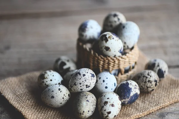 Kwarteleitjes Mand Verse Kwarteleitjes Houten Ondergrond Rauwe Eieren Met Schil — Stockfoto