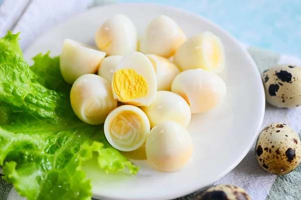 Gekookte Eieren Kwarteleitjes Wit Bord Ontbijteieren Met Verse Kwarteleitjes Groentesla — Stockfoto
