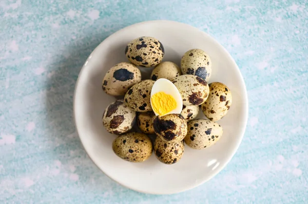 Gekookte Eieren Kwarteleitjes Wit Bord Ontbijteieren Met Verse Kwarteleitjes Tafelachtergrond — Stockfoto