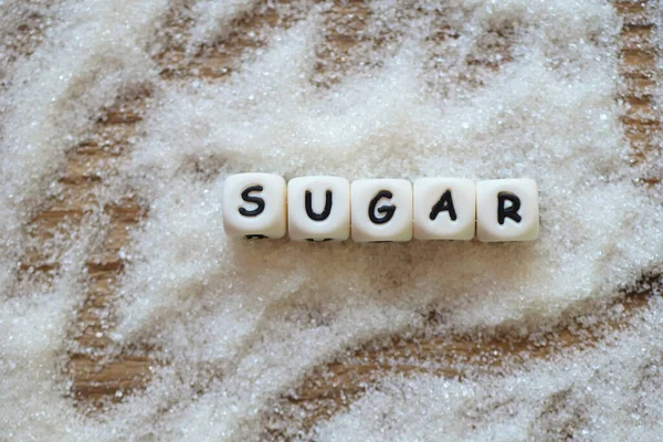 テーブルの上の砂糖 食べ物やお菓子のための白い砂糖甘い砂糖結晶粒状のデザートキャンディーヒープ トップビュー — ストック写真