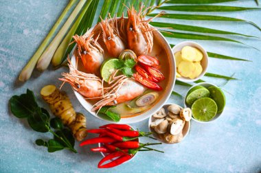 Tayland yemeği Tom Yum Kung, sıcak ve baharatlı karides karidesler körili limon galangal kırmızı biberli mantar, deniz ürünleri çorba kasesinde karides çorbası Tayland bitkisi ve baharatlı - üst görünüm