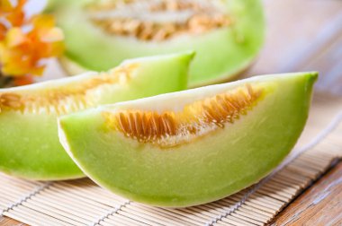 Kavun, ahşap tabakta kavun, kavun, Thai dilimi, sağlıklı yeşil kavun Tayland