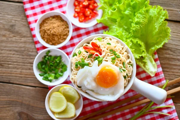 Noodles Bowl Boiled Egg Minced Pork Vegetable Spring Onion Lemon — Stock Photo, Image
