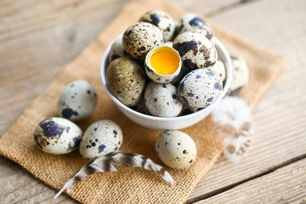 Kwarteleitjes Schaal Verse Kwarteleitjes Houten Tafelondergrond Rauwe Eieren Met Schil — Stockfoto