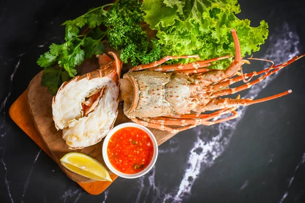 Tabakta dikenli ıstakoz yemeği, taze ıstakoz ya da otlu kaya ıstakozu deniz ürünleri ve baharatlı limonlu maydanoz salatası, yemek pişirmek için ıstakoz ve deniz ürünleri sosu.