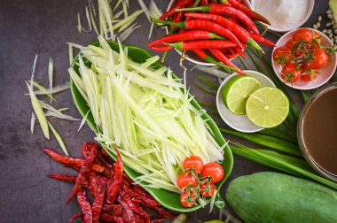 Tayland yemeği üst görünümü - baharatlı baharatlı papaya salatası baharatlı baharat ve biberli domates limonlu papaya dilimi, Tayland yemeği kavramı