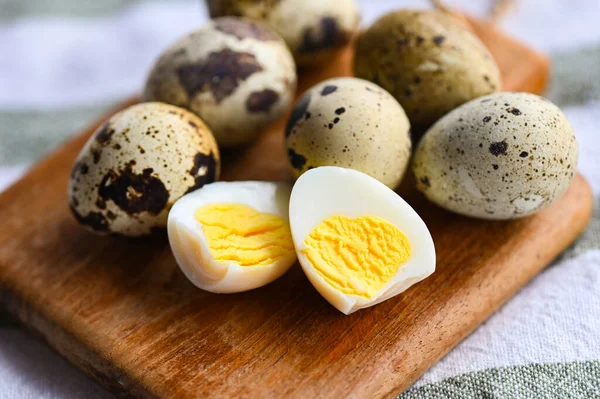 Gekookte Eieren Kwarteleitjes Houten Bord Ontbijteieren Met Verse Kwarteleitjes Tafelachtergrond — Stockfoto