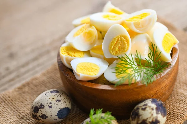 Gekookte Eieren Kwarteleitjes Houten Schaal Ontbijteieren Met Verse Kwarteleitjes Groentesla — Stockfoto