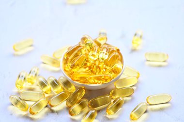 Omega 3 vitaminli balık yağı kapsülleri ve D vitamini ciğer yağı Omega 3 jel kapsülleri, sağlıklı beslenme konsepti.