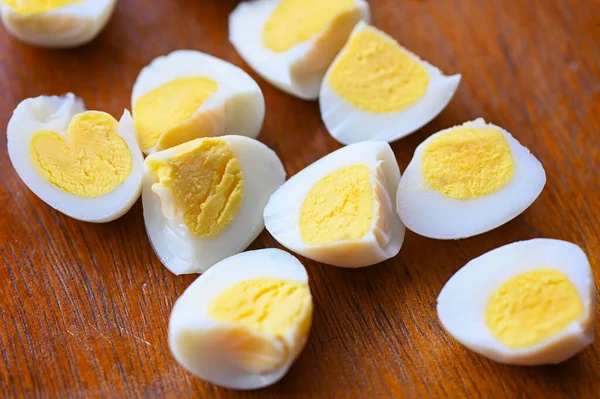 ゆで卵料理 木の上のウズラの卵 テーブルの上に新鮮なウズラの卵と野菜レタスと朝食の卵 トップビュー — ストック写真