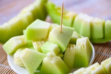 Kavun Thai, sağlıklı yeşil kavun Tayland, kavun, ahşap tabakta kavun.