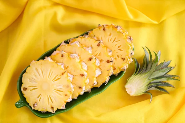 Ananasscheibe Auf Teller Für Lebensmittel Früchte Reife Ananas Auf Gelbem — Stockfoto