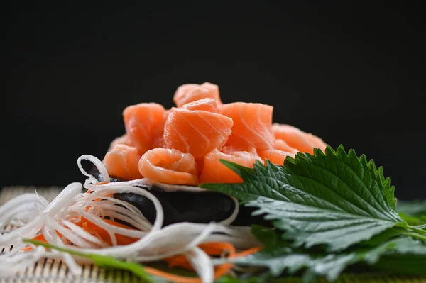 Łosoś Sashimi Żywności Łosoś Filet Japońskie Menu Shiso Perilla Liść — Zdjęcie stockowe