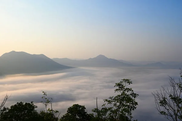 Amanecer Niebla Cubierta Montaña Fondo Invierno Niebla Vista Hermosa Niebla —  Fotos de Stock