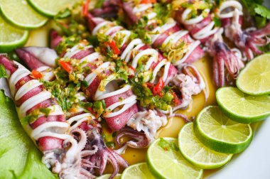 Limonlu baharatlı kalamar ve limon soslu kalamar. Limonlu buğulama, baharatlı Tayland yemeği tabağı. 