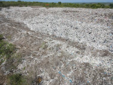 Yukarıdan plastik ve diğer endüstriyel atık ekolojik felaketlerine ilişkin en üst görünüm çöp öğütücüsü, havadan bakıldığında çöplerin doldurulması büyük çöplük çevresel kirlilik sorunu