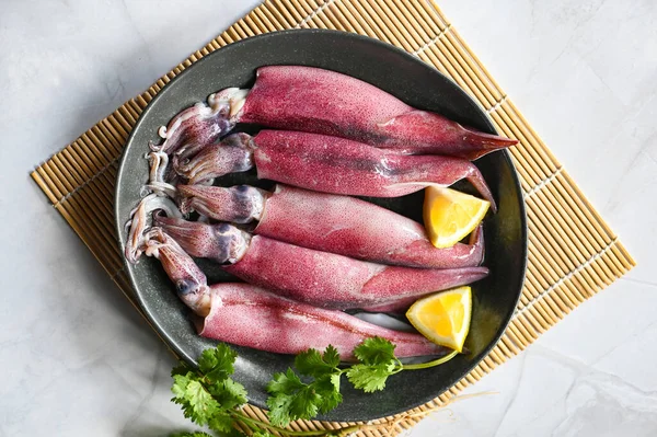 Calamares Crudos Plato Con Especias Ensalada Limón Sobre Fondo Madera — Foto de Stock