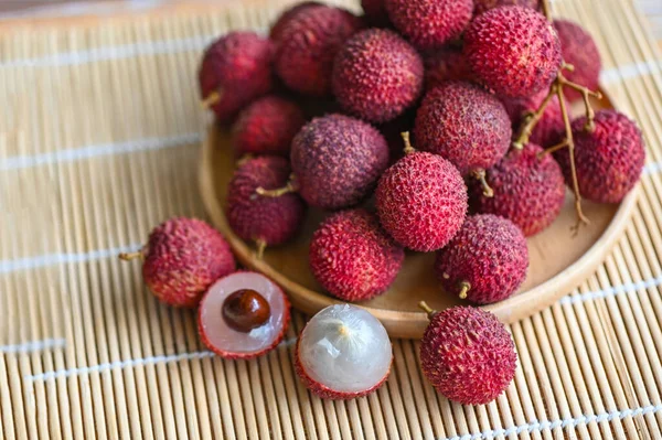 Świeże Dojrzałe Owoce Liczi Tropikalne Owoce Ługi Obrane Plasterki Tajlandii — Zdjęcie stockowe