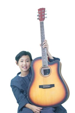 Tatlı Taylandlı kız mutlu bir şekilde gitar çalıyor. 