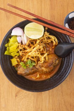 Khao Soi Tavuğu veya Kuzey Tayland körili eriştesi veya Kuzey Tayland hindistancevizli şehriyesi.