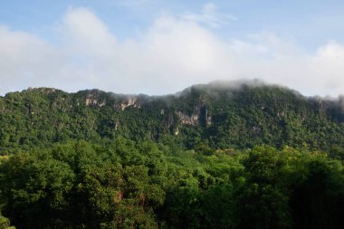 Büyük dağ manzarası, bol ağaçlarla dolu mavi gökyüzü ve Tayland 'da bulutlar