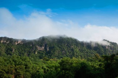 Büyük dağ manzarası, bol ağaçlarla dolu mavi gökyüzü ve Tayland 'da bulutlar
