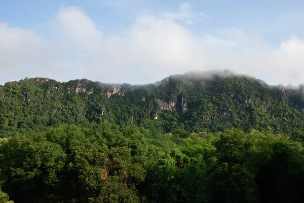 Büyük dağ manzarası, bol ağaçlarla dolu mavi gökyüzü ve Tayland 'da bulutlar