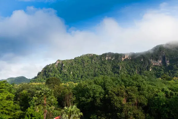 Büyük dağ manzarası, bol ağaçlarla dolu mavi gökyüzü ve Tayland 'da bulutlar