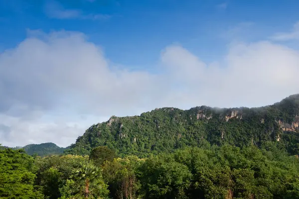 Büyük dağ manzarası, bol ağaçlarla dolu mavi gökyüzü ve Tayland 'da bulutlar