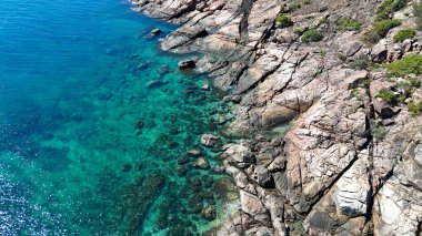 Mercan kayalıklarıyla çevrili Tropikal Ada. Bu adanın parlak mavi suları sığ. Burası Queensland, Avustralya 'daki Acheron Adası.