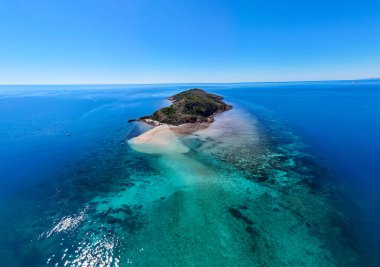 Mercan kayalıklarıyla çevrili Tropikal Ada. Bu adanın parlak mavi suları sığ. Burası Queensland, Avustralya 'daki Acheron Adası.