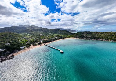 Manyetik Ada, Queensland, Piknik Koyu 'nun mavi suları üzerinde gün batımı. 