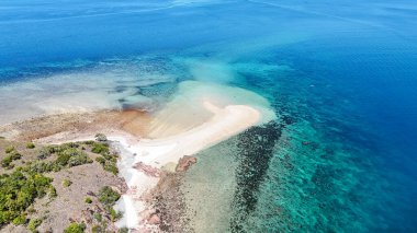 Mercan kayalıklarıyla çevrili Tropikal Ada. Bu adanın parlak mavi suları sığ. Burası Queensland, Avustralya 'daki Acheron Adası.