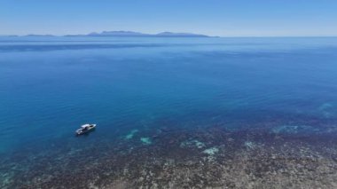 Resifin üzerindeki açılı tekne. Yüksek kaliteli FullHD görüntüler. 