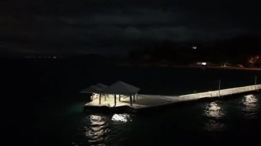 Körfezin karşısında bir şehri olan bir Jetty 'nin gece hipervanesi. Yüksek kalite 4K görüntü. Piknik Koyu, Manyetik Ada, Townsville, Avustralya