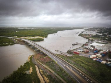 Kasabayı ve nehri kahverengi taşkın suyuyla kaplayan hava manzarası, Townsville, Queensland. Yüksek kalite fotoğraf. 2019 'da meydana gelen sel baskınlarının havadan görünüşü muson yağmurları ile ilişkilidir.. 
