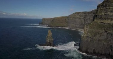 Moher 'in büyüleyici uçurumları etkileyici uçurumlar, olağanüstü deniz yığınları ve uçsuz bucaksız Atlantik Okyanusu. OBriens Tower 'da
