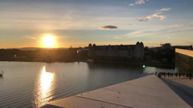 Nefes kesen bir günbatımı, canlı renklerini sakin sulara saçar ve gerçekten huzurlu bir ortam oluşturur.