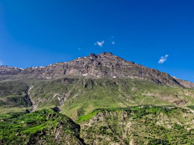 Leh yolunda berrak mavi arkaplanı olan güzel bir dağ..