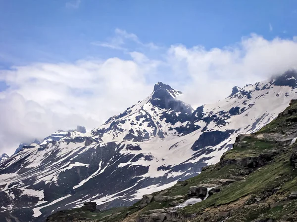 Montañas Cubiertas Nieve Con Nubes Blancas Fondo Del Cielo Azul —  Fotos de Stock