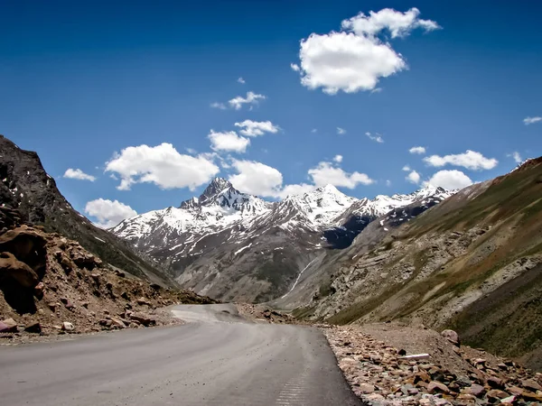 하늘이 눈덮인 산들을 통과하는 인도의 — 스톡 사진