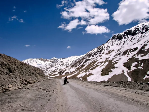 Abenteuerliche Straße Durch Schneebedeckte Berge Mit Klarem Blauen Himmel Auf — Stockfoto