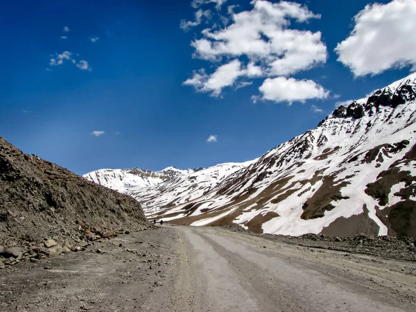 Estrada Aventureira Através Montanhas Cobertas Neve Com Céu Azul Claro — Fotografia de Stock