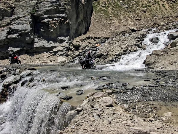冒険的な2輪車 インドのLehルートにManali上の水の流れと狭い急な道路上のオートバイの運転 — ストック写真
