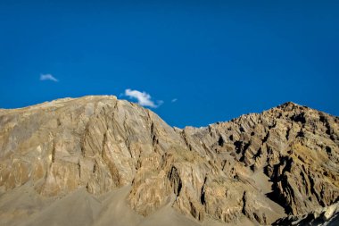 Hindistan 'ın Ladakh bölgesinde, Leh yakınlarında mavi gökyüzü arka planına sahip dağ zirveleri.