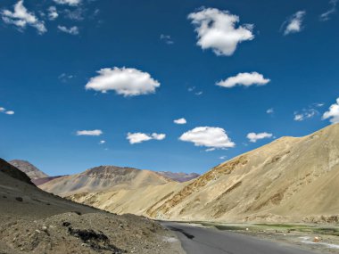Manali 'den Hindistan' daki Leh karayoluna kadar açık mavi gökyüzü ile dağlardan geçen maceralı bir yol.