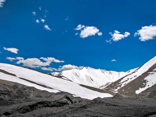 Sněhem Oděné Hory Bílými Mraky Modré Obloze Pozadí Cestě Leh — Stock fotografie